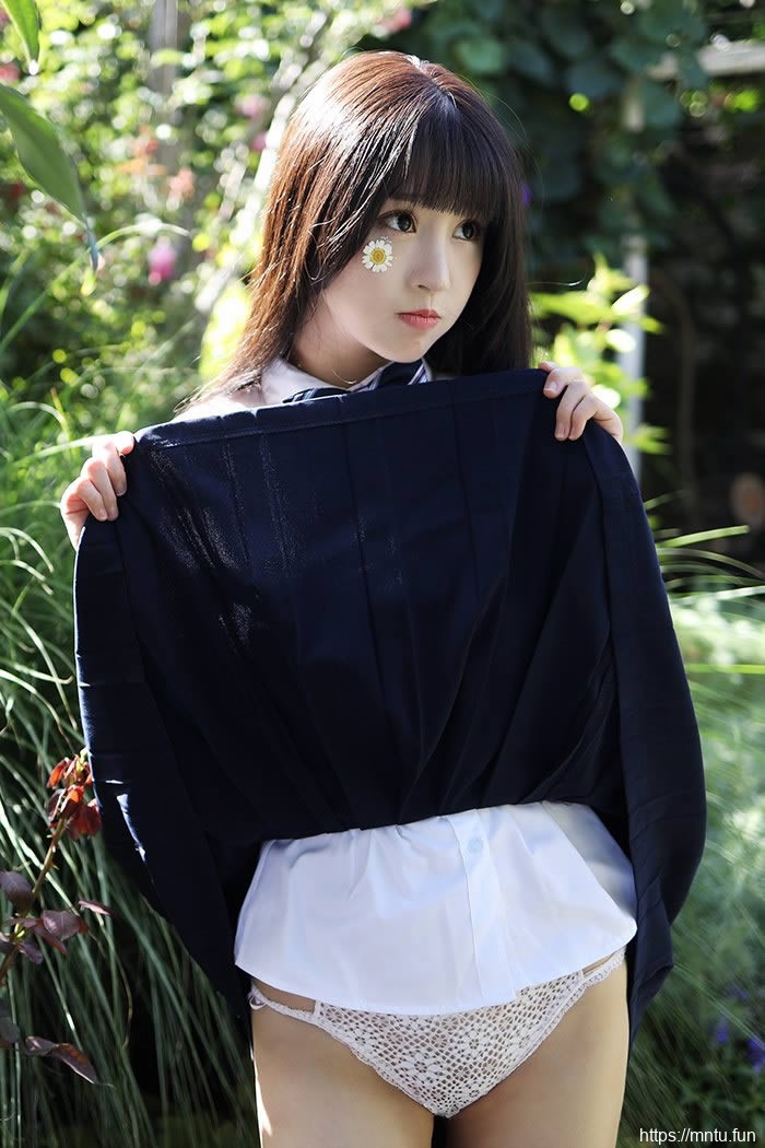 巨乳学妹朱可儿撩裙秀腿激萌十足