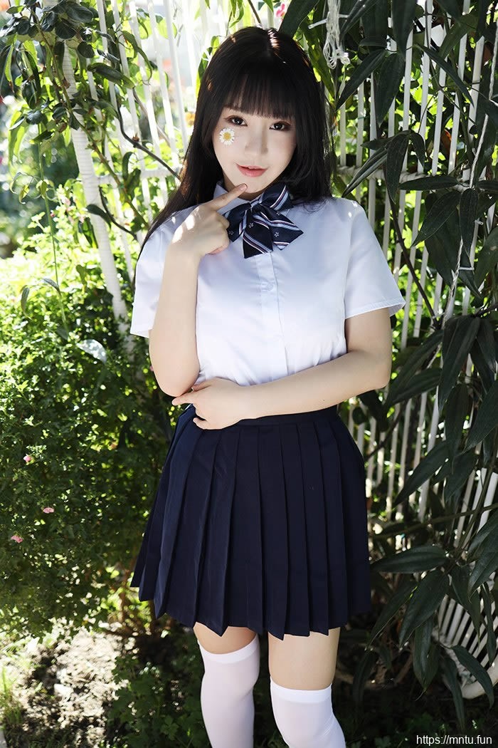 巨乳学妹朱可儿撩裙秀腿激萌十足