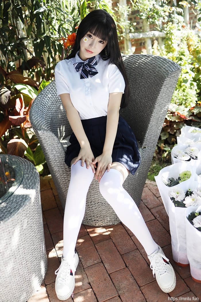 巨乳学妹朱可儿撩裙秀腿激萌十足