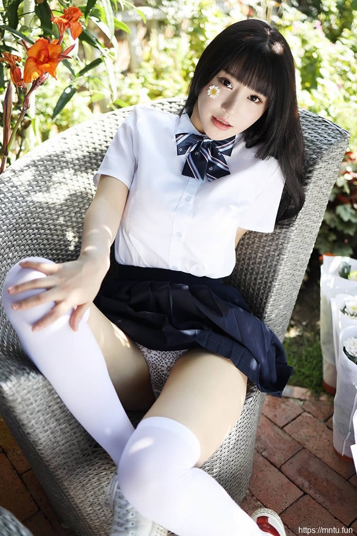 巨乳学妹朱可儿撩裙秀腿激萌十足