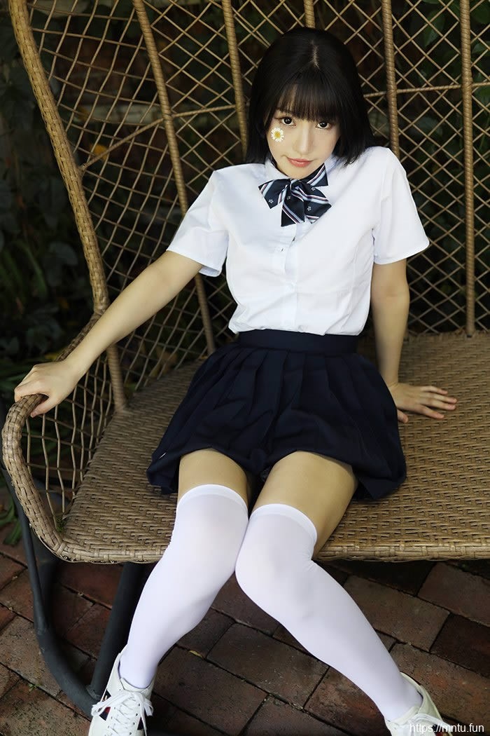 巨乳学妹朱可儿撩裙秀腿激萌十足