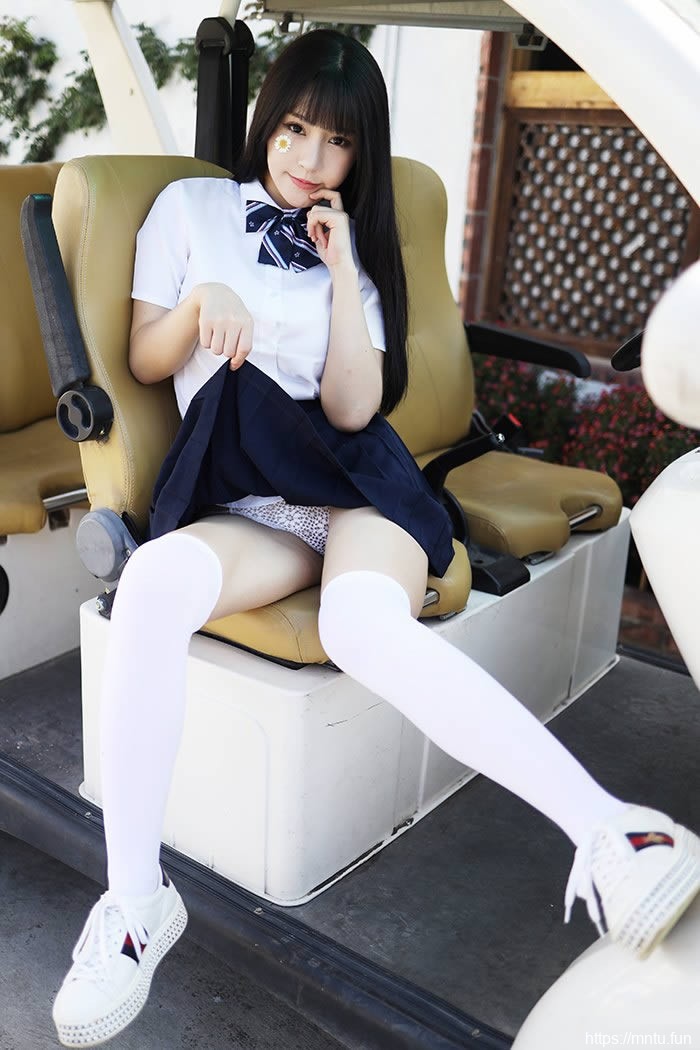 巨乳学妹朱可儿撩裙秀腿激萌十足