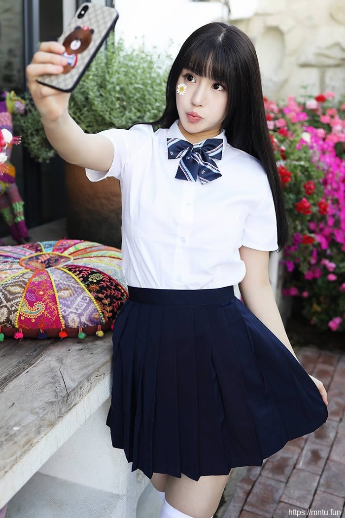 巨乳学妹朱可儿撩裙秀腿激萌十足