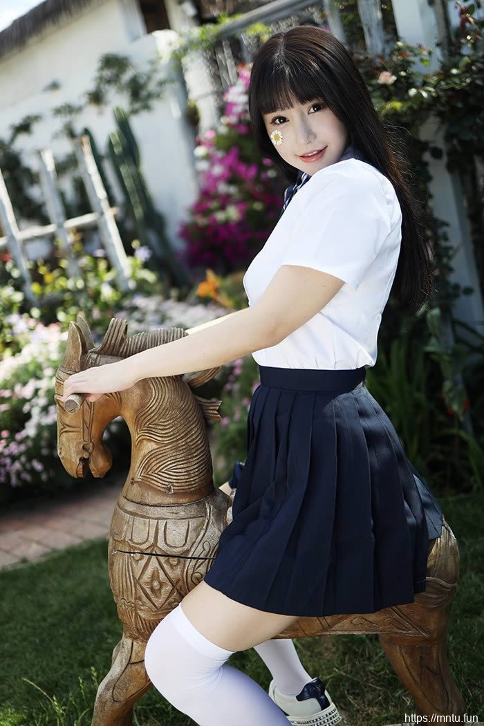 巨乳学妹朱可儿撩裙秀腿激萌十足