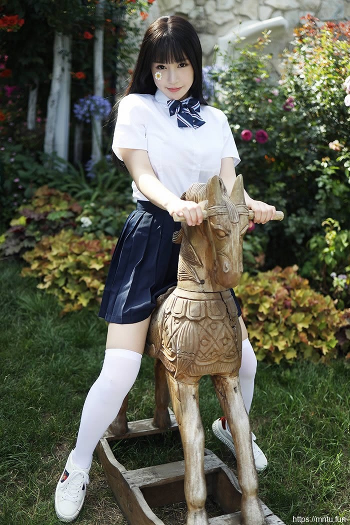 巨乳学妹朱可儿撩裙秀腿激萌十足