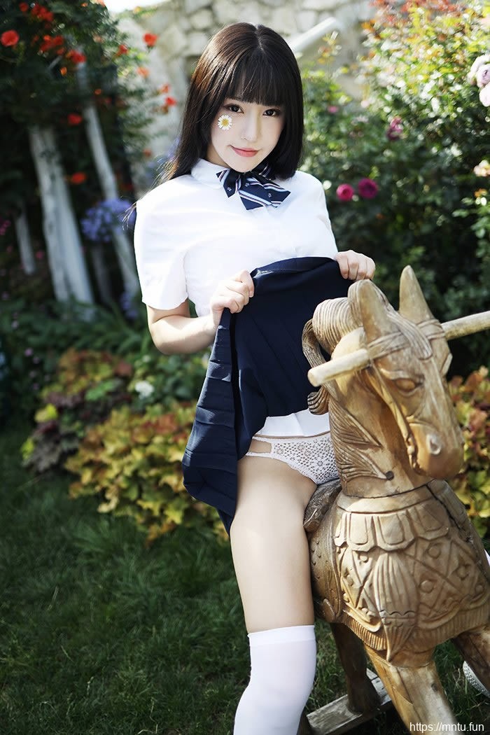 巨乳学妹朱可儿撩裙秀腿激萌十足