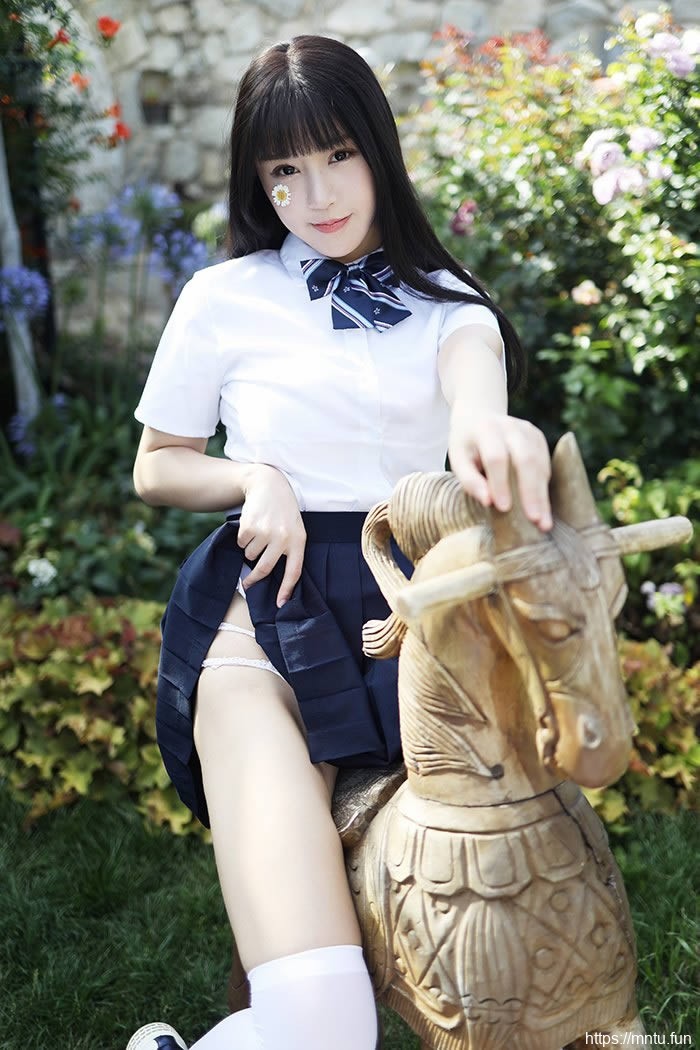 巨乳学妹朱可儿撩裙秀腿激萌十足