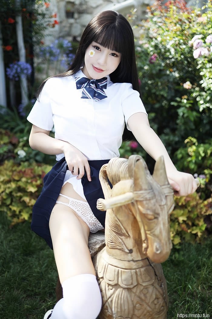 巨乳学妹朱可儿撩裙秀腿激萌十足