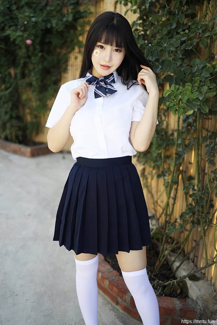 巨乳学妹朱可儿撩裙秀腿激萌十足