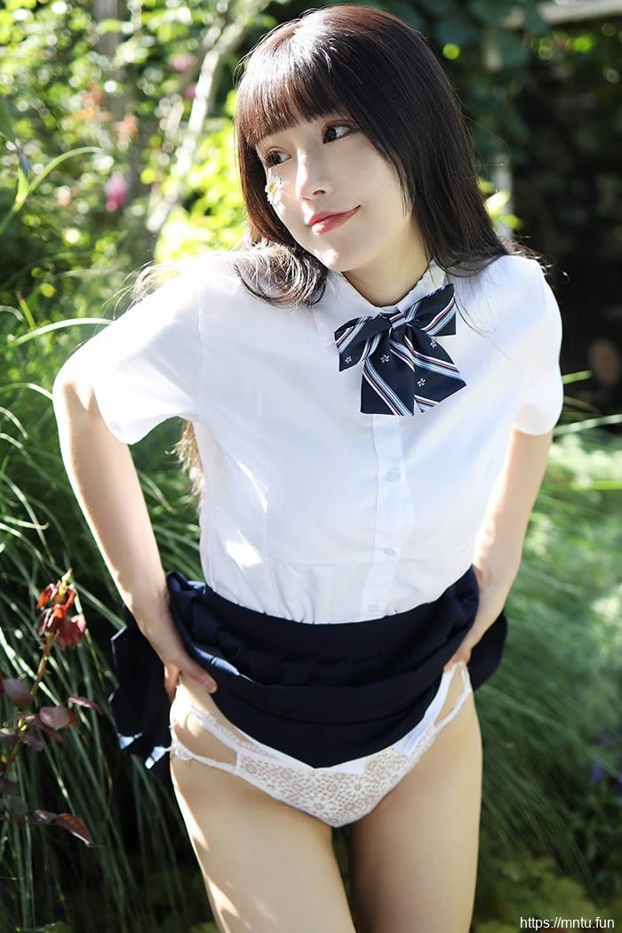 巨乳学妹朱可儿撩裙秀腿激萌十足