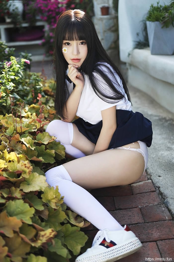 巨乳学妹朱可儿撩裙秀腿激萌十足