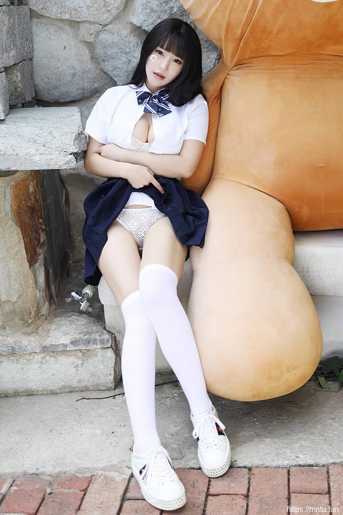 巨乳学妹朱可儿撩裙秀腿激萌十足