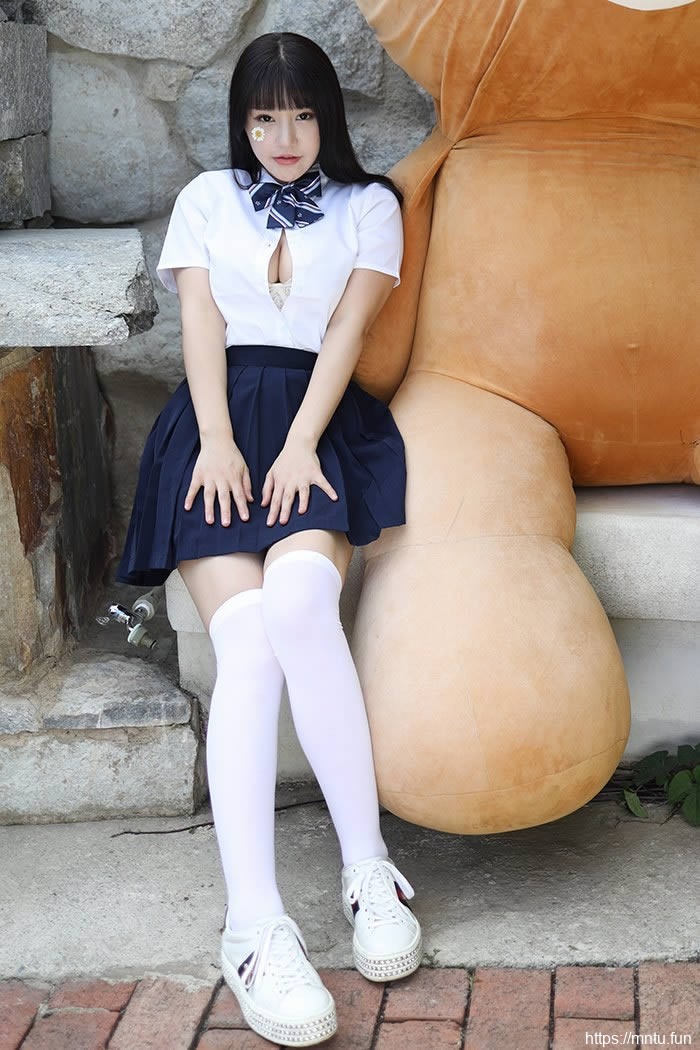 巨乳学妹朱可儿撩裙秀腿激萌十足