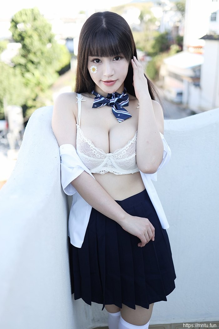 巨乳学妹朱可儿撩裙秀腿激萌十足