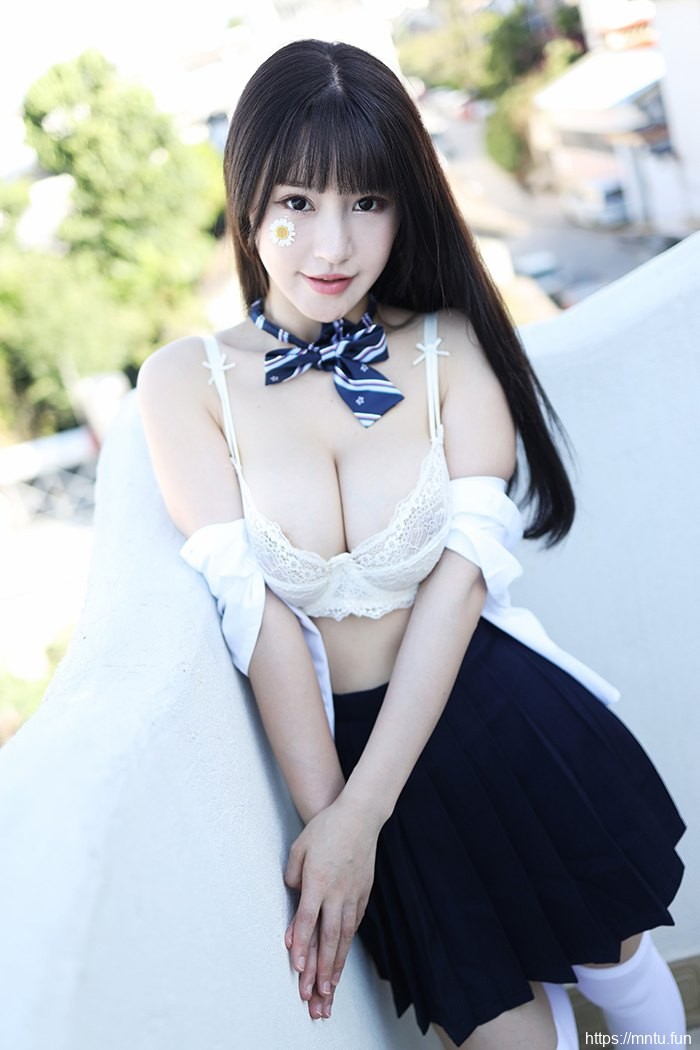 巨乳学妹朱可儿撩裙秀腿激萌十足