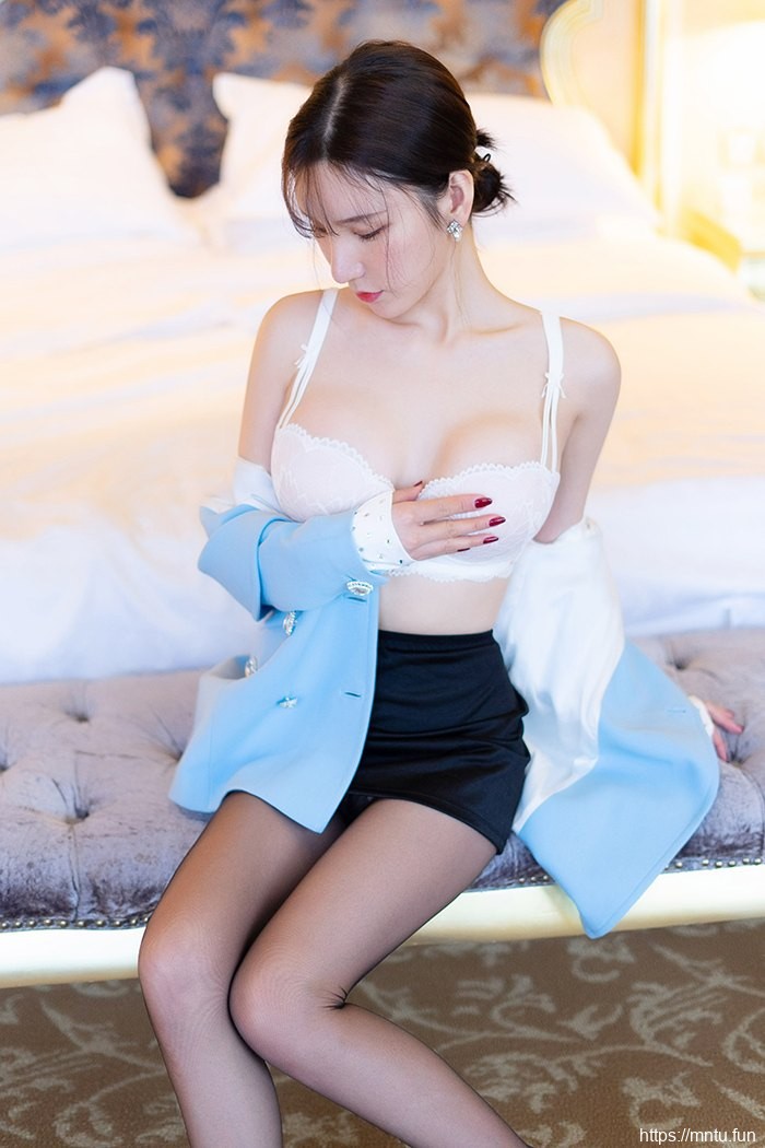 灵巧人妻周于希酒店沐浴羞怯诱人