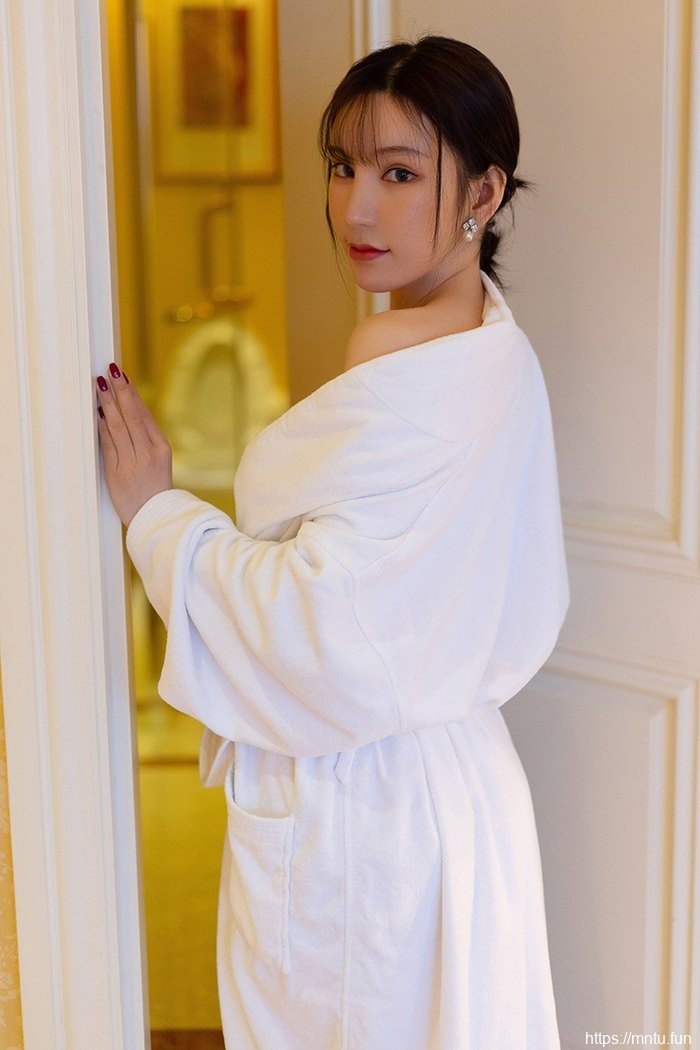 灵巧人妻周于希酒店沐浴羞怯诱人