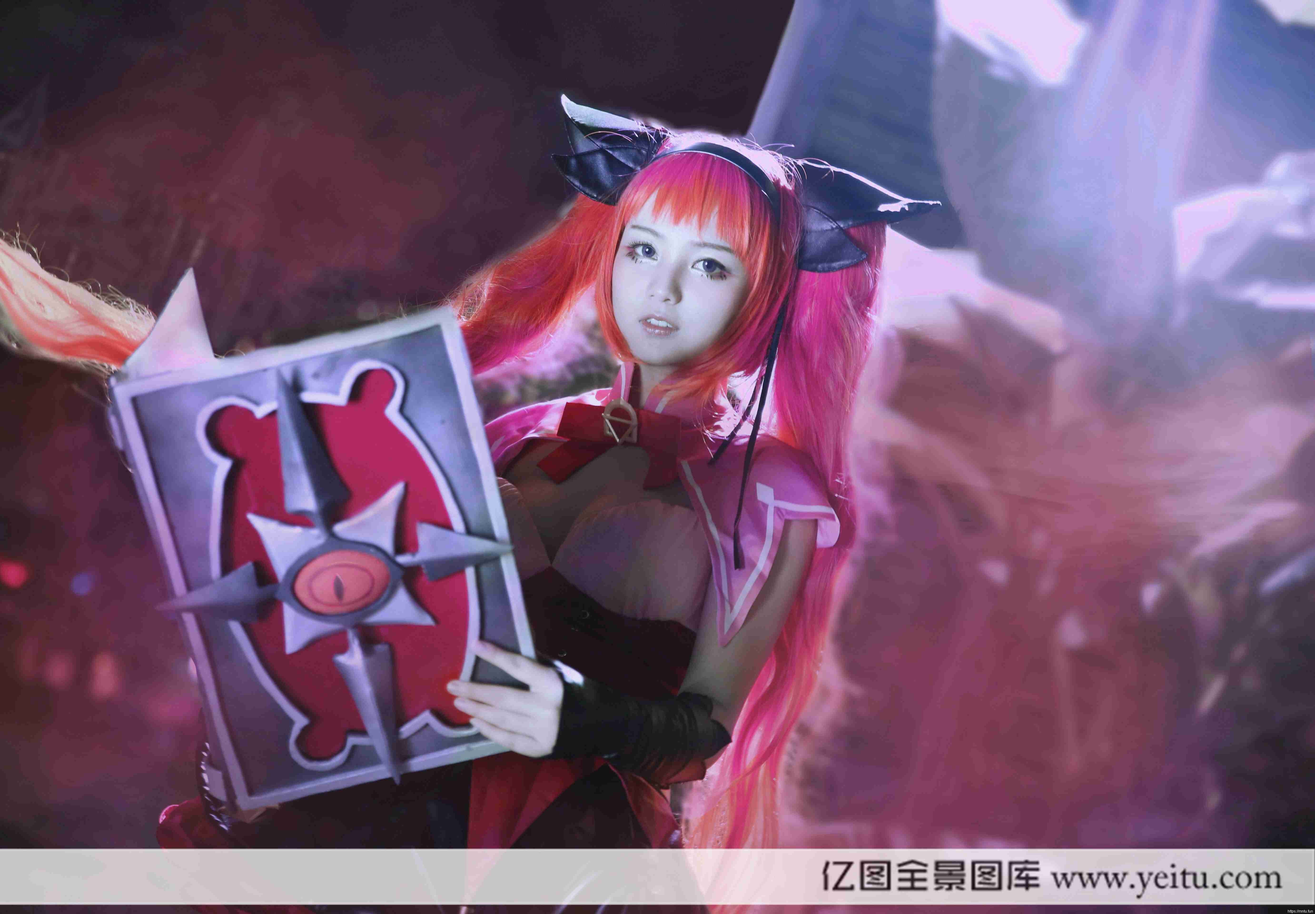 清纯萌妹子暴君的深情COSPLAY王者荣耀安琪拉