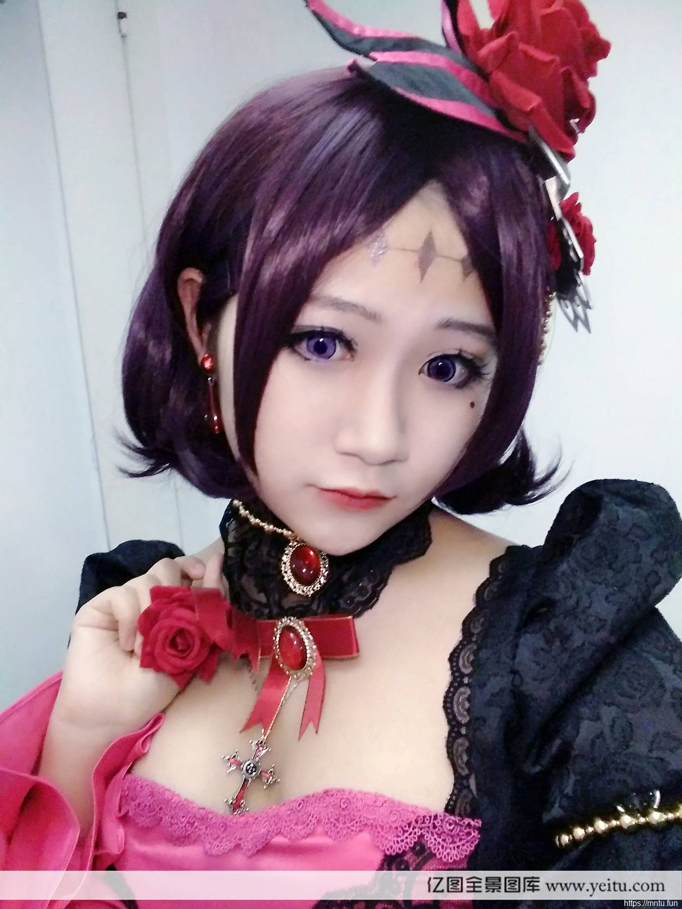 青春美少女夏柒COSPLAY王者荣耀露娜