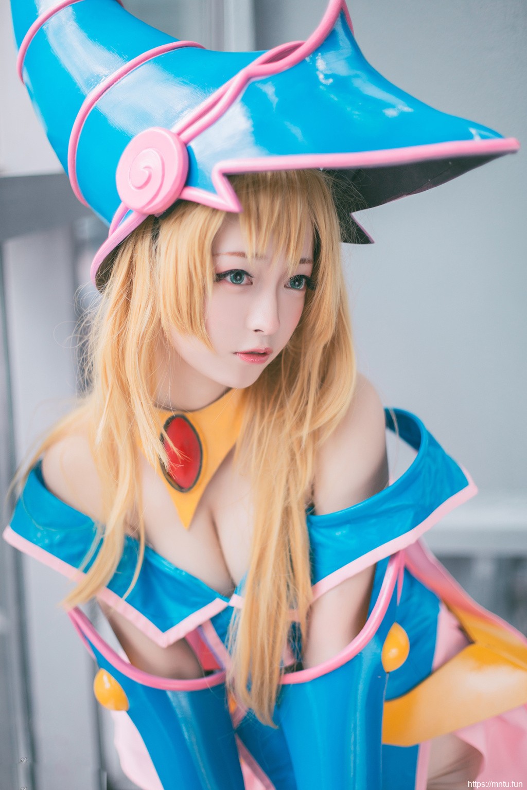 酥胸美女cos黑魔导女孩性感迷人coser图片