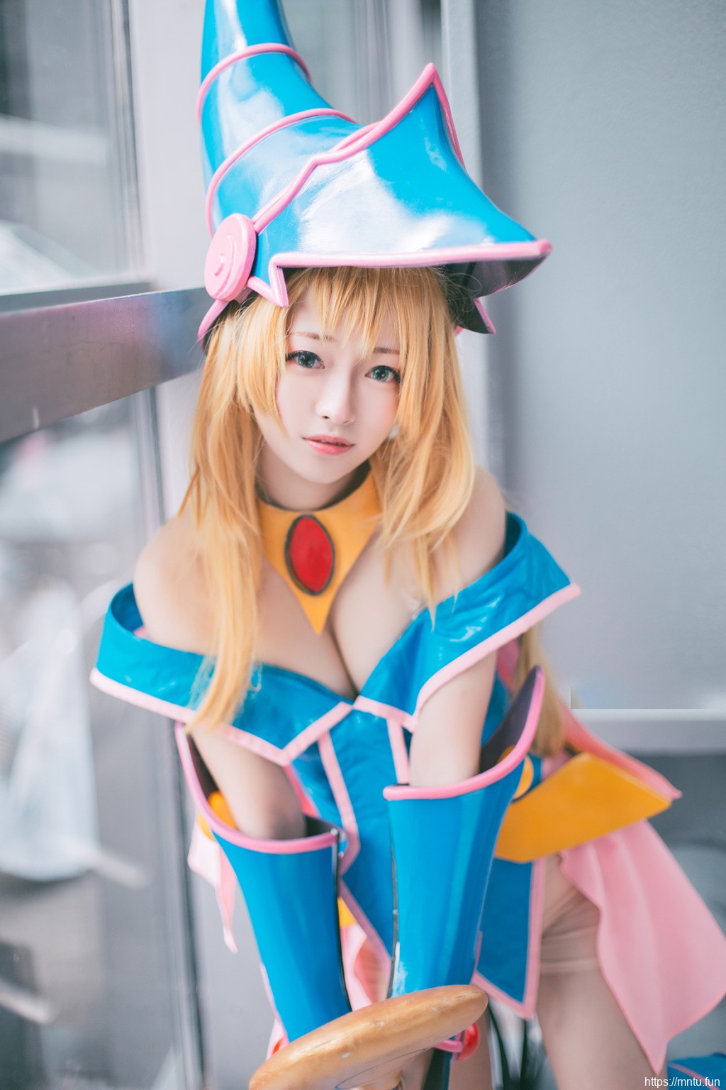 酥胸美女cos黑魔导女孩性感迷人coser图片