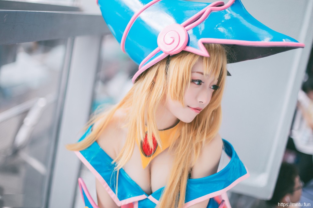 酥胸美女cos黑魔导女孩性感迷人coser图片