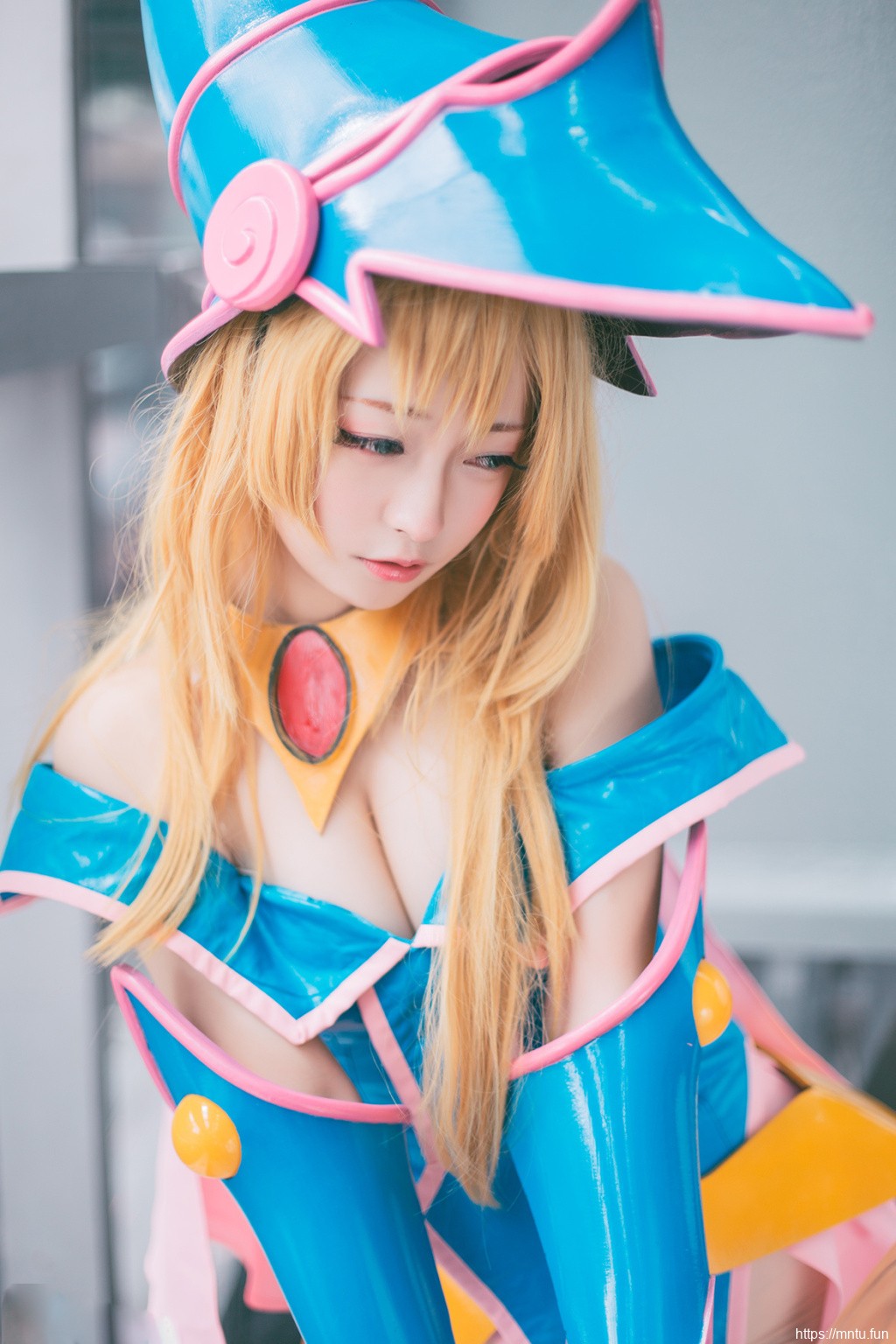 酥胸美女cos黑魔导女孩性感迷人coser图片