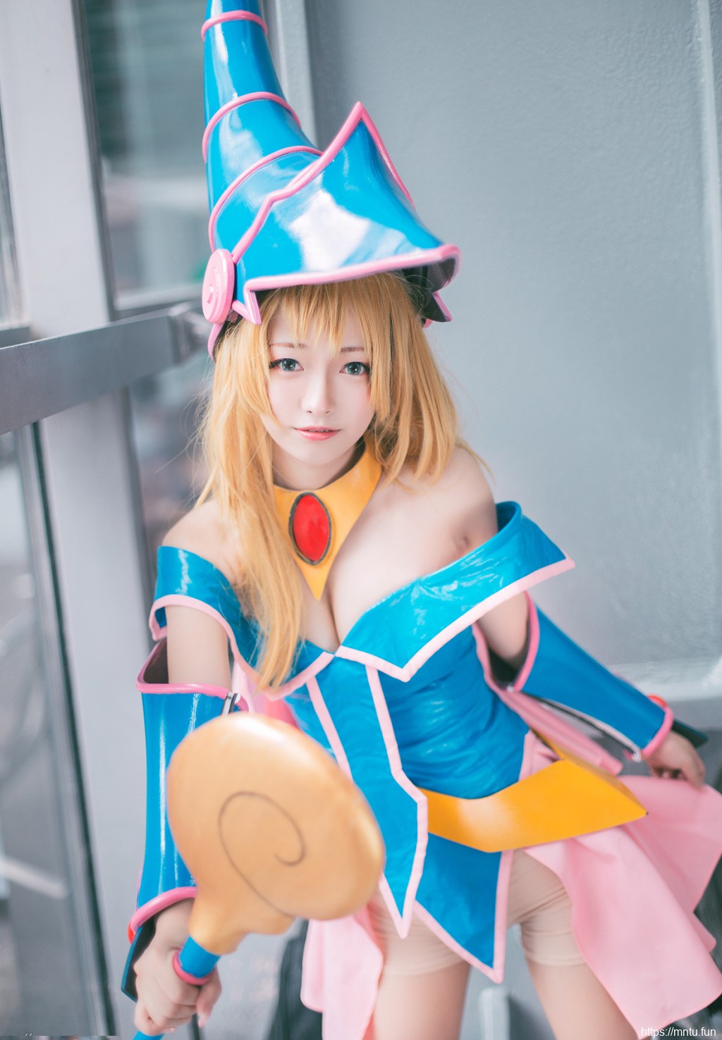 酥胸美女cos黑魔导女孩性感迷人coser图片