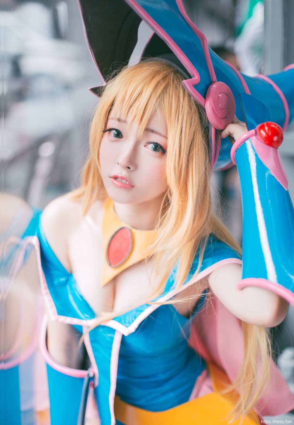 酥胸美女cos黑魔导女孩性感迷人coser图片