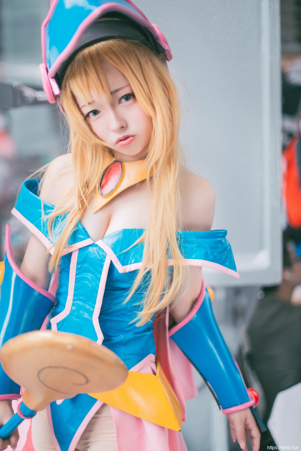 酥胸美女cos黑魔导女孩性感迷人coser图片