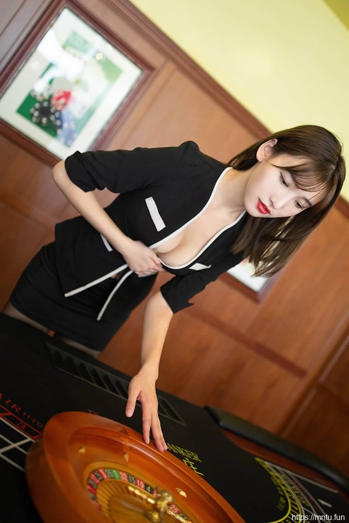 陪玩女神陆萱萱深沟制服撩拨你心