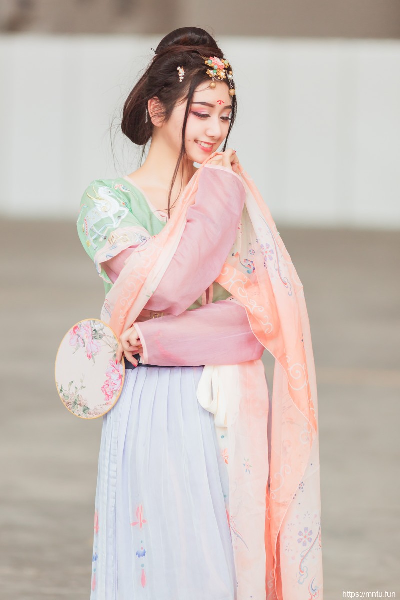 娇嫩诱人童颜美女Cosplay古风汉服写真图片