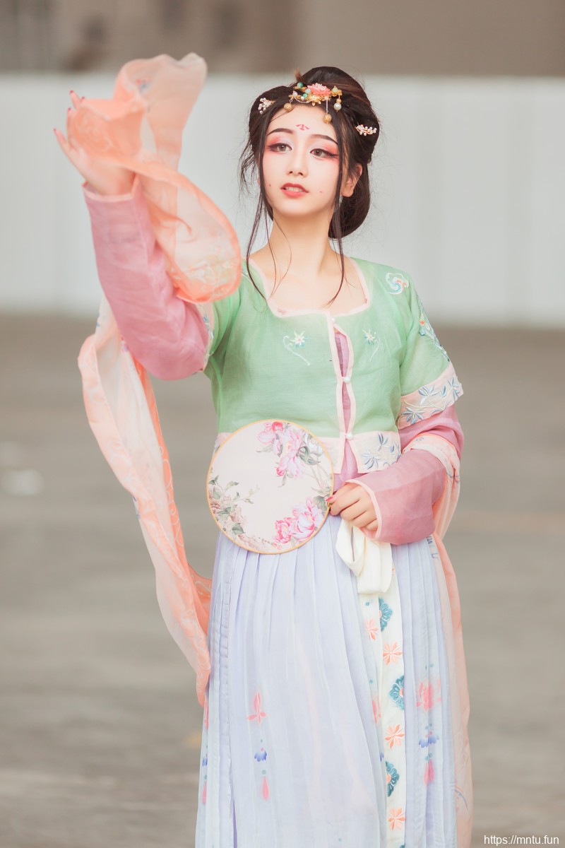 娇嫩诱人童颜美女Cosplay古风汉服写真图片