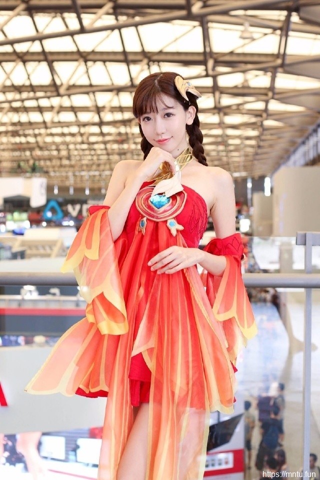 宅男女神cos王者荣耀大乔露娜性感图片