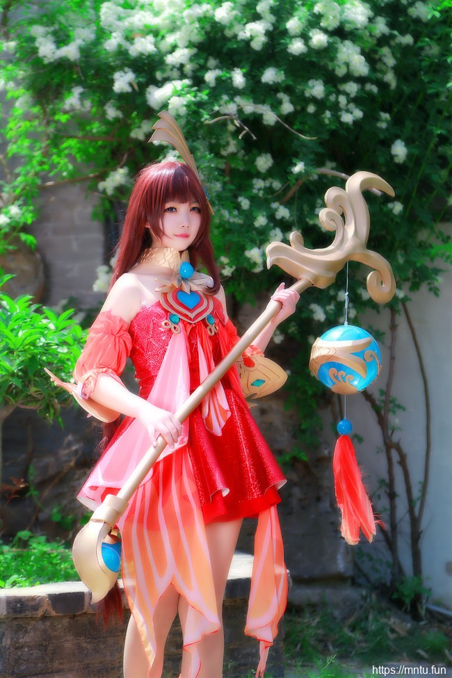 清纯萌妹子黑时宰迷妹COSPLAY王者荣耀大乔