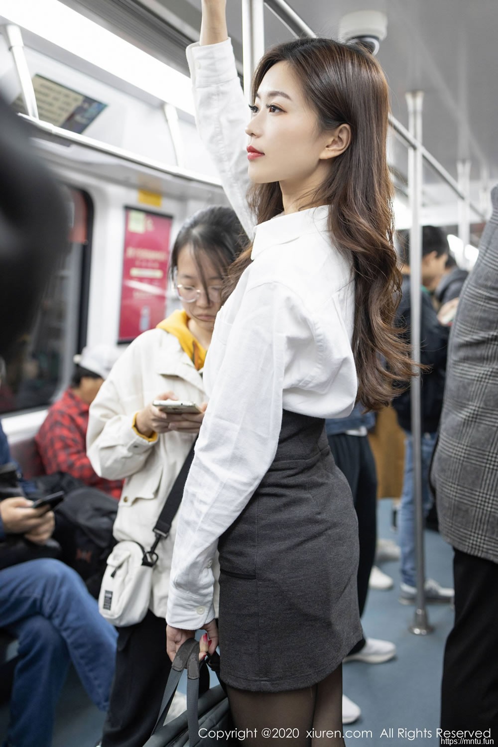 杨紫嫣Cynthia《地铁尾随OL下班女郎至酒店系列~》 [秀人XIUREN] No.1978