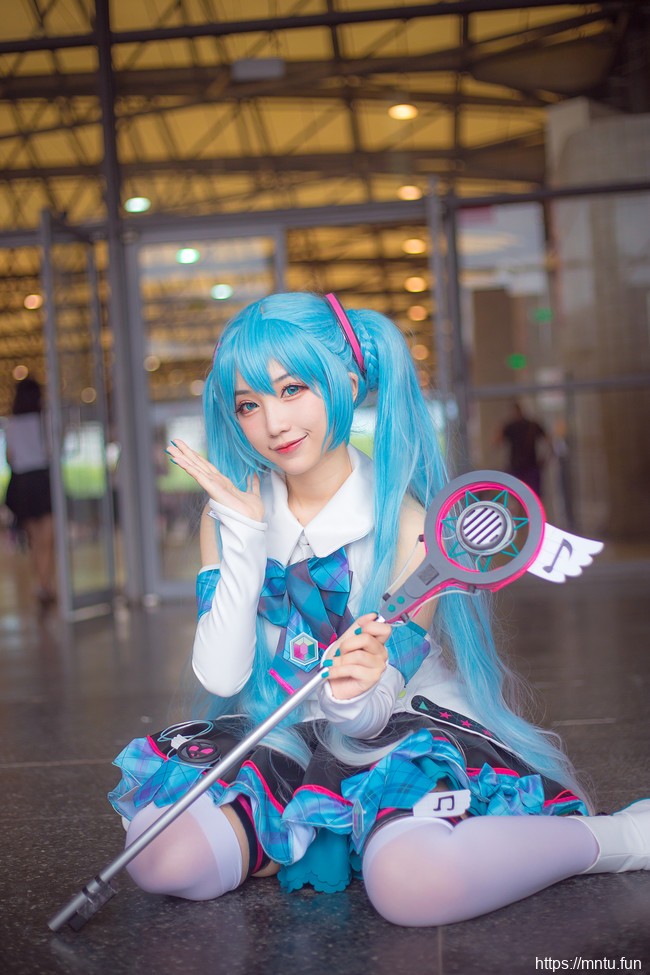 软妹子cosplay初音未来长腿白丝福利高清图片