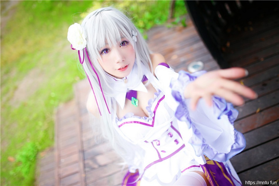 白丝长腿美女Cosplay艾米莉娅高清福利图片