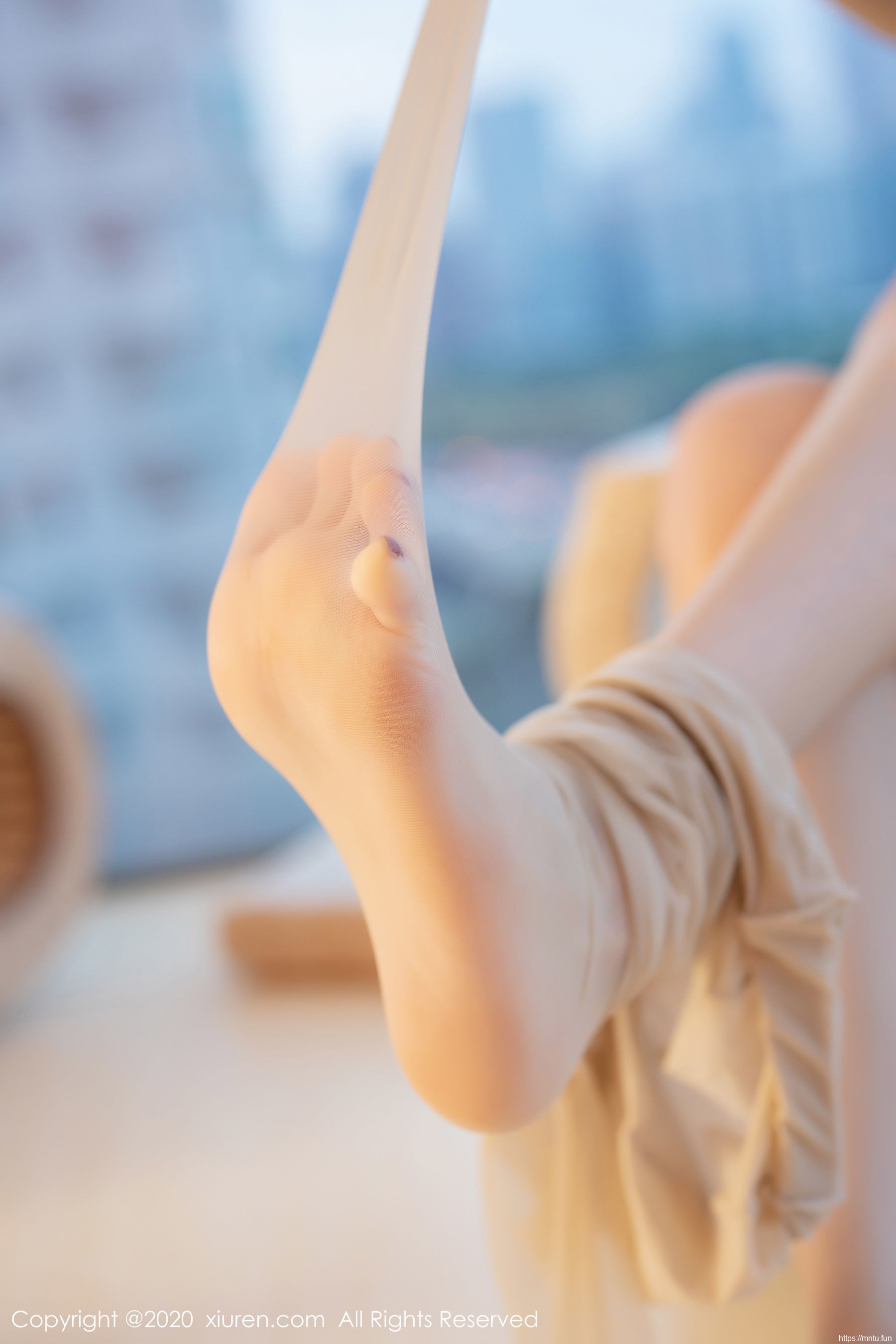 Lavinia肉肉《抹胸短裙与极致丝袜引诱》 [秀人XIUREN] No.1984