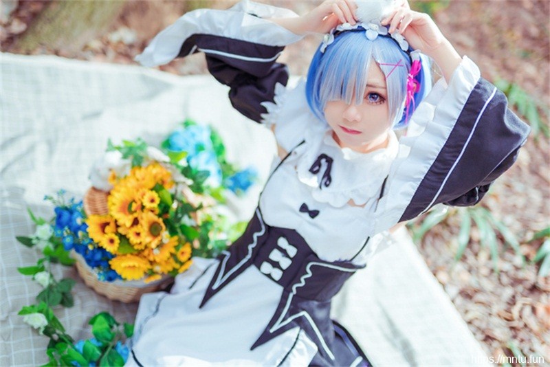 可爱萝莉cosplay雷姆制服诱惑写真图片