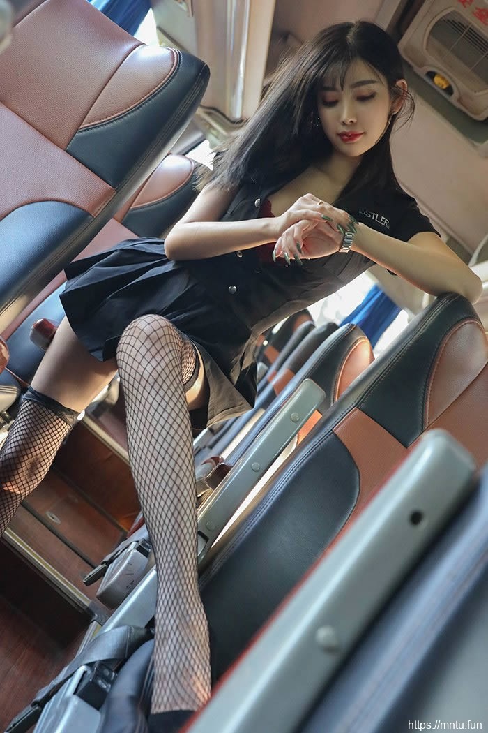 女神杨晨晨车内网袜秀腿风骚诱人