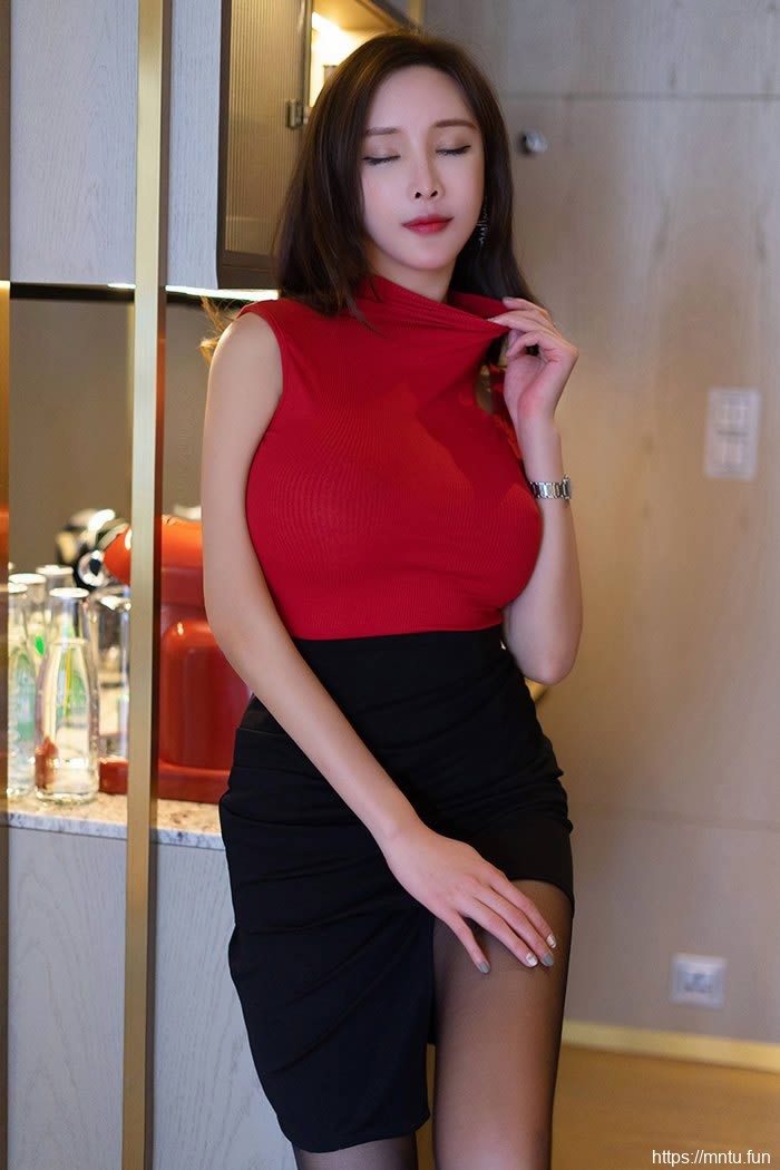 貌美女神周妍希苗条身体吸睛诱人