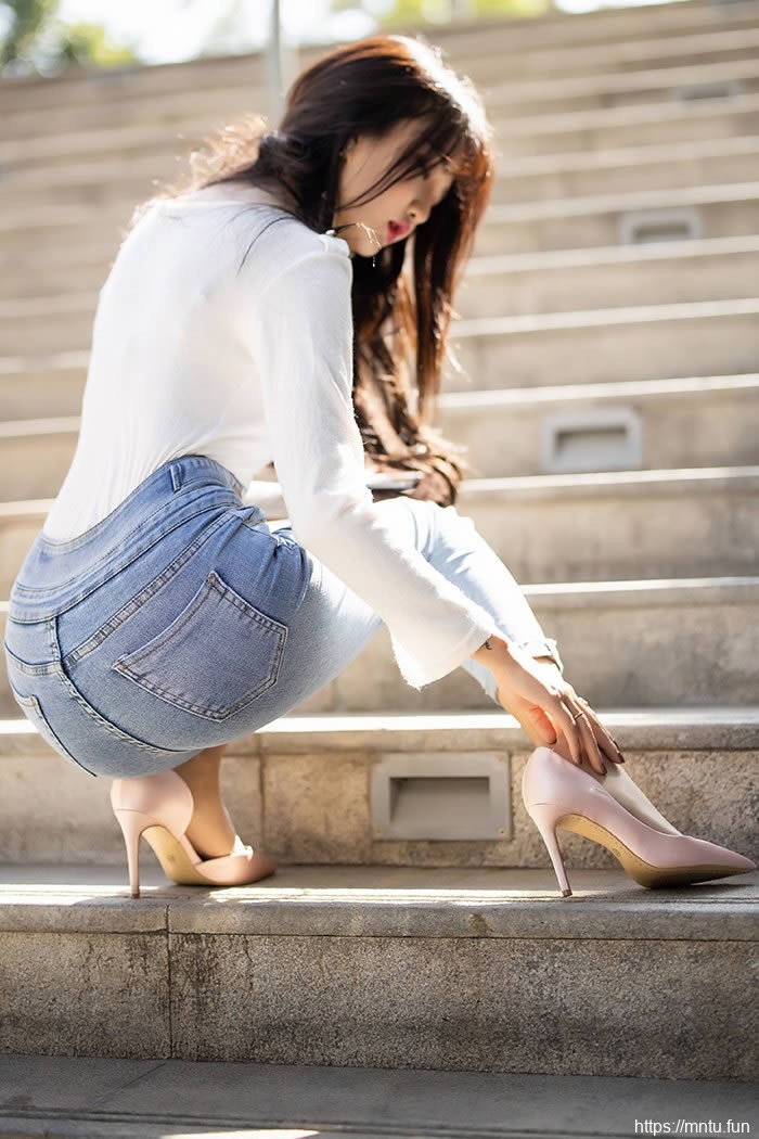 童颜迷妹Miko酱肉丝美腿撩人十足