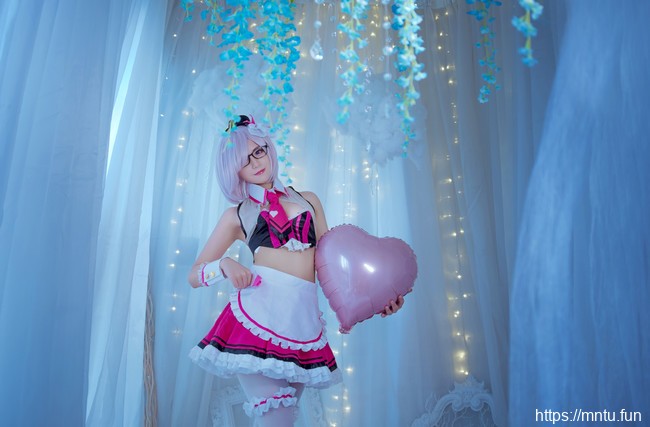 Amadeusu阿喵COS扮演Fate/Grand-Order白丝女仆玛修