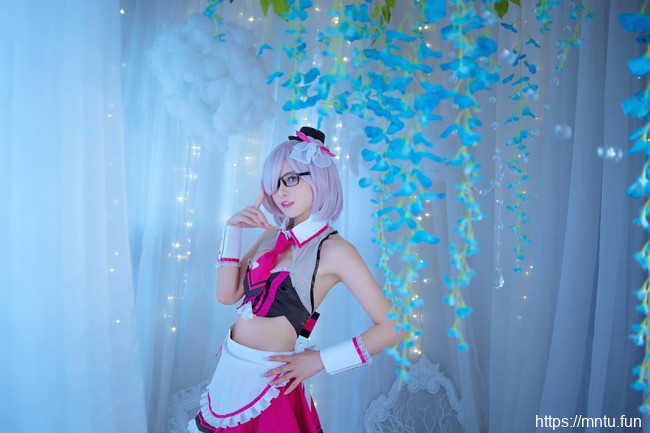 Amadeusu阿喵COS扮演Fate/Grand-Order白丝女仆玛修