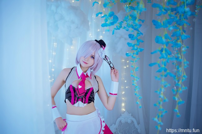 Amadeusu阿喵COS扮演Fate/Grand-Order白丝女仆玛修