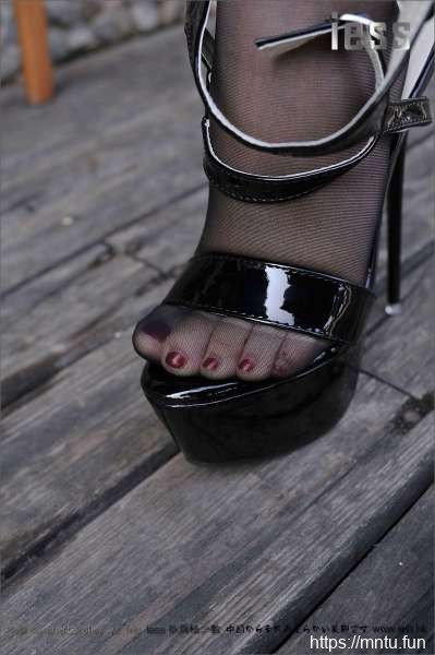 馨月黑丝与超高跟凉鞋