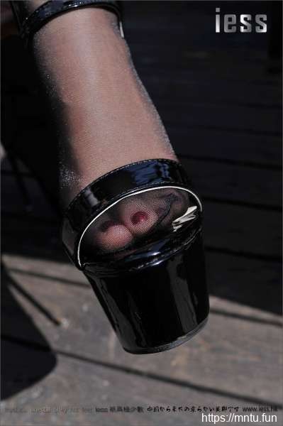 馨月黑丝与超高跟凉鞋