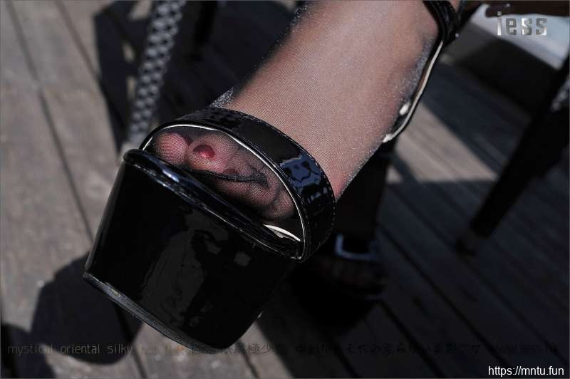 馨月黑丝与超高跟凉鞋