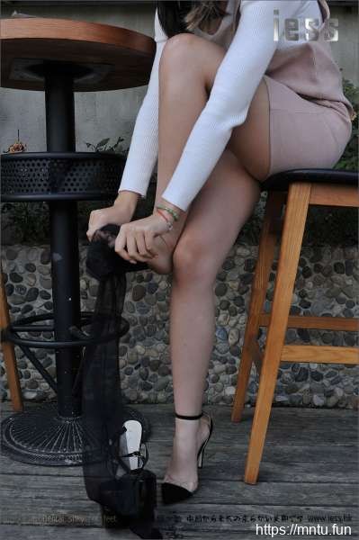 馨月黑丝与超高跟凉鞋